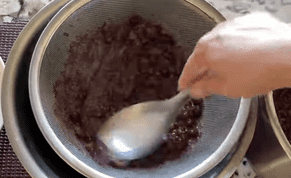 Put in the filter basket, add appropriate amount of water to wash out the red bean paste
