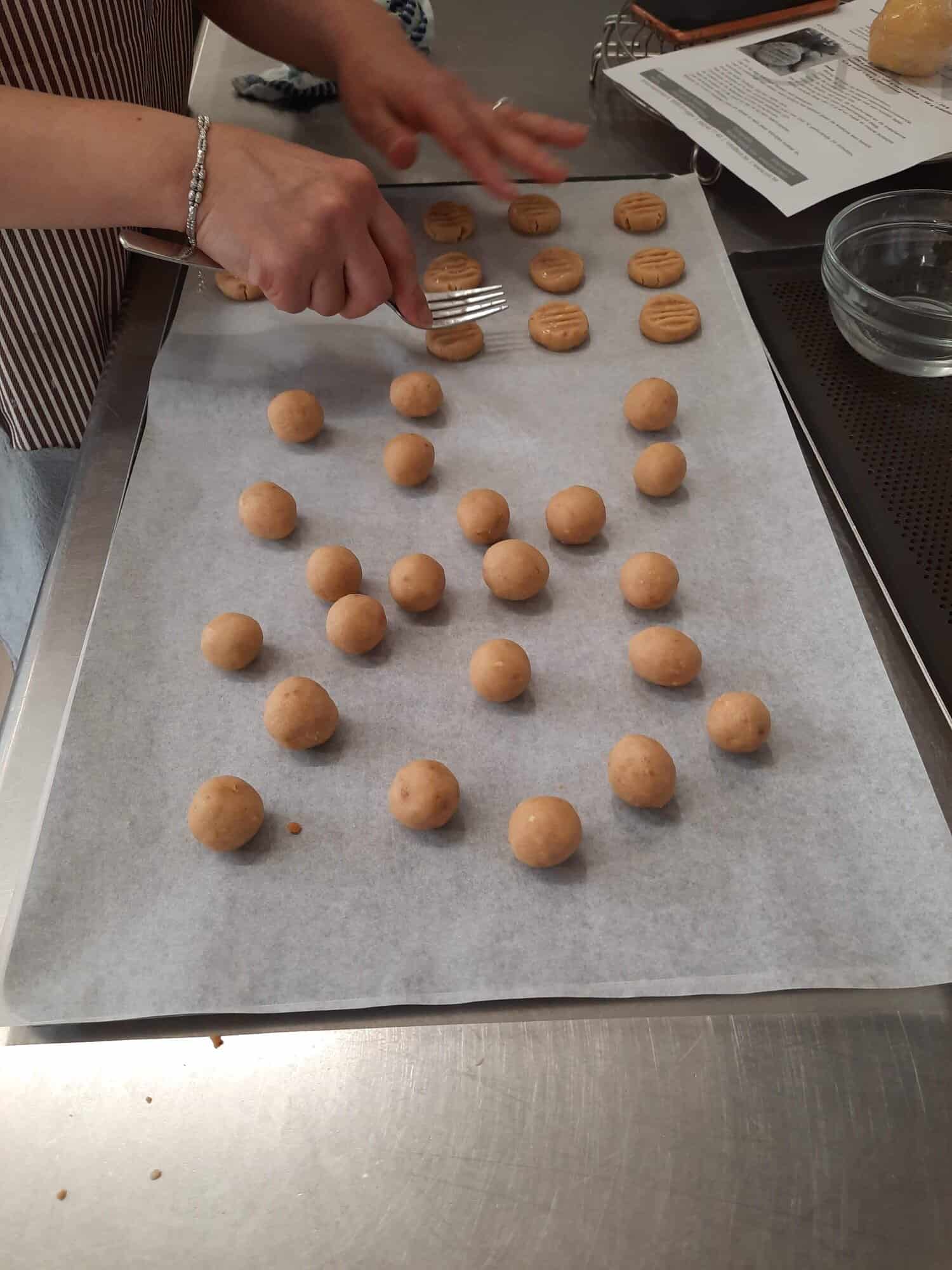 weigh pieces of dough of 10g