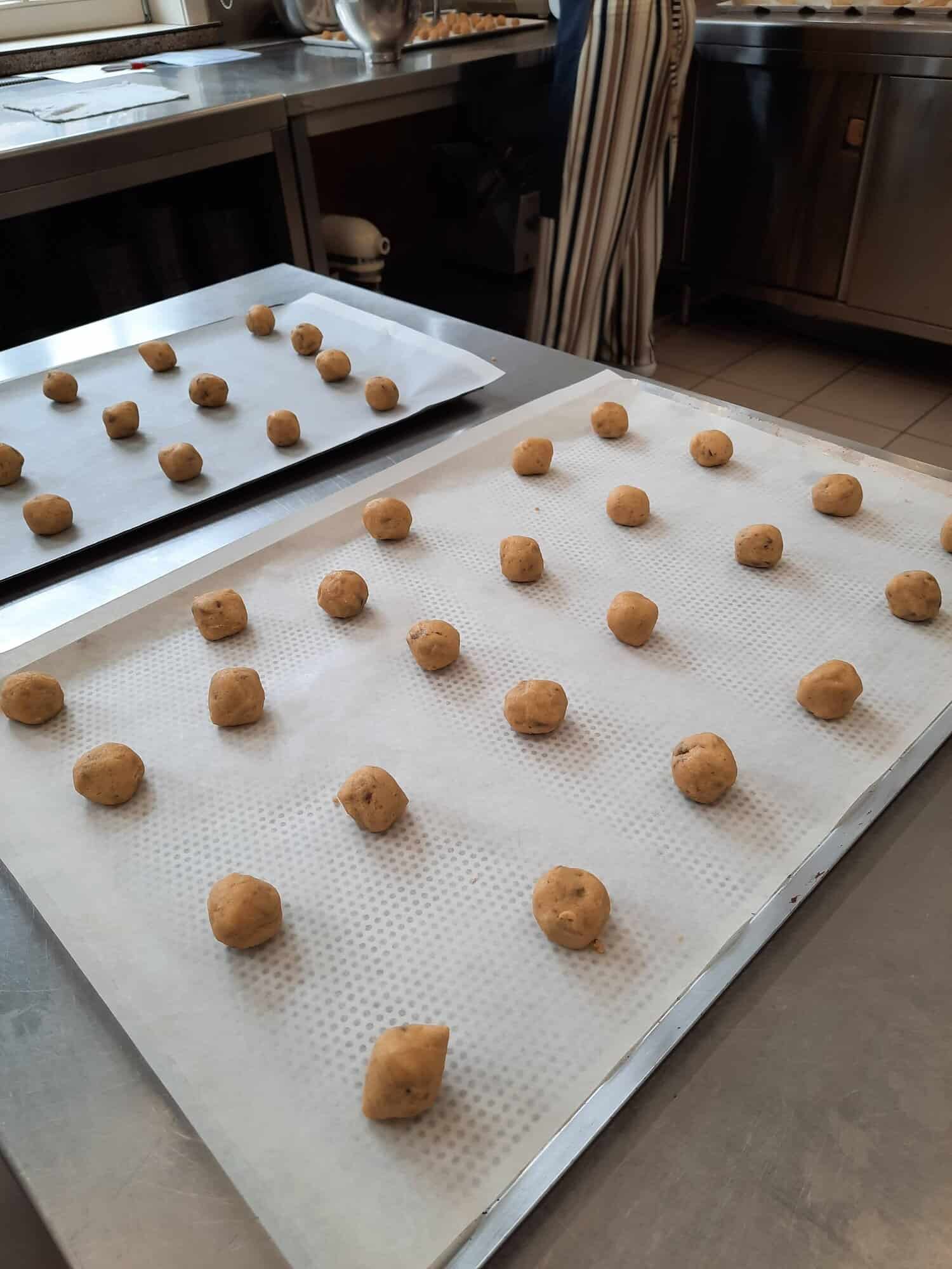 Cut the dough into 44 balls, each ball is about 15g
