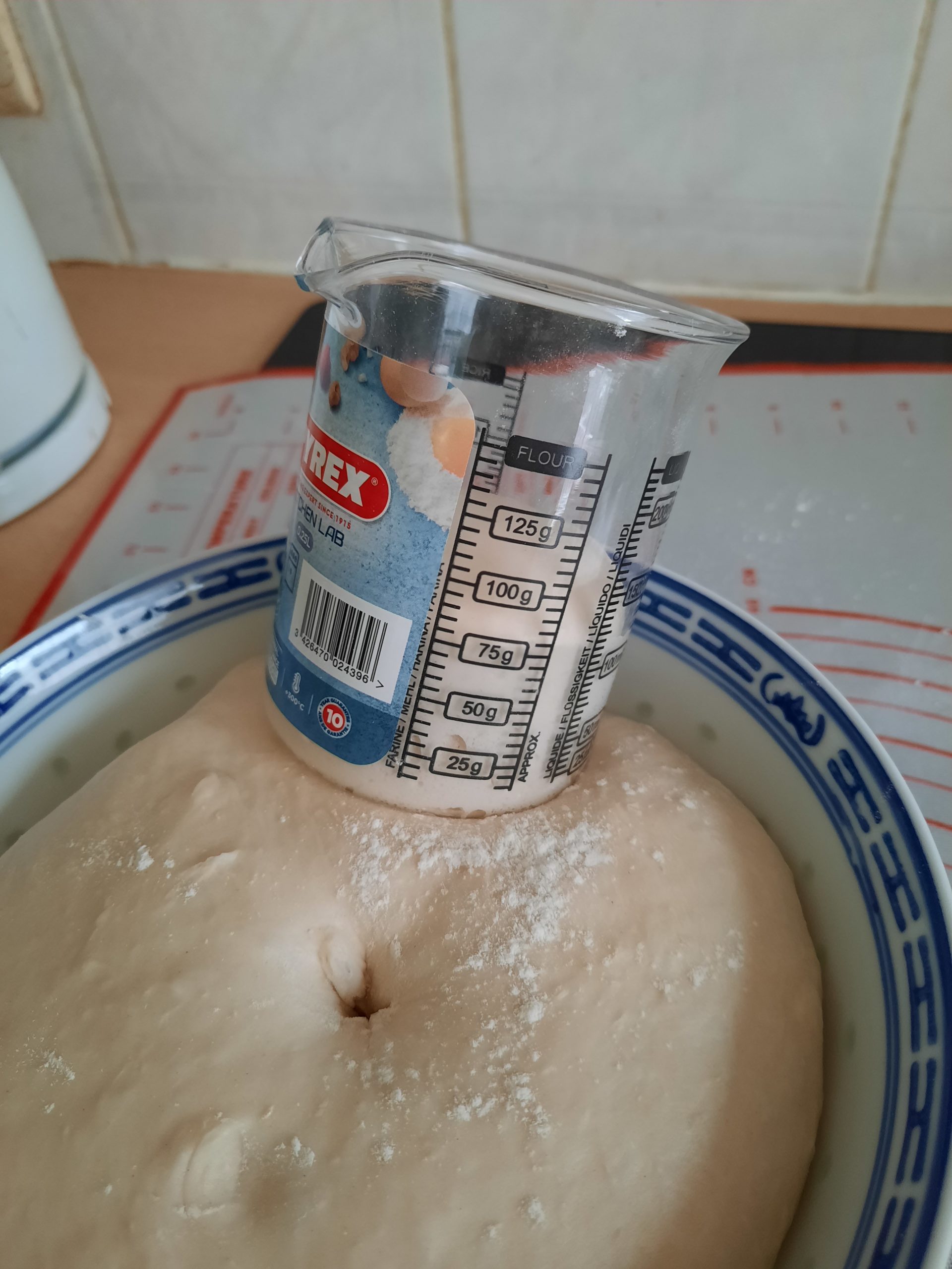Cut out a small piece of dough, dust it with flour and put it into a measuring cup. After slightly compacting with a rolling pin, record the scale. ○ The fermentation speed of the dough will change with the environmental conditions, so use the scale of the measuring cup to judge whether the dough has expanded to the ideal size