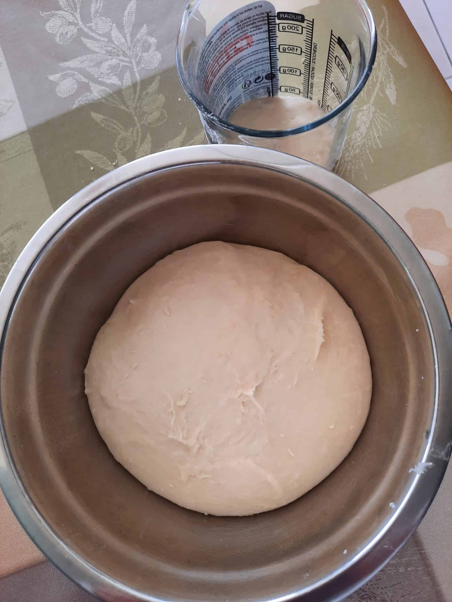 Let the dough rest at room temperature and the base rises until doubled in size (about 60 minutes).