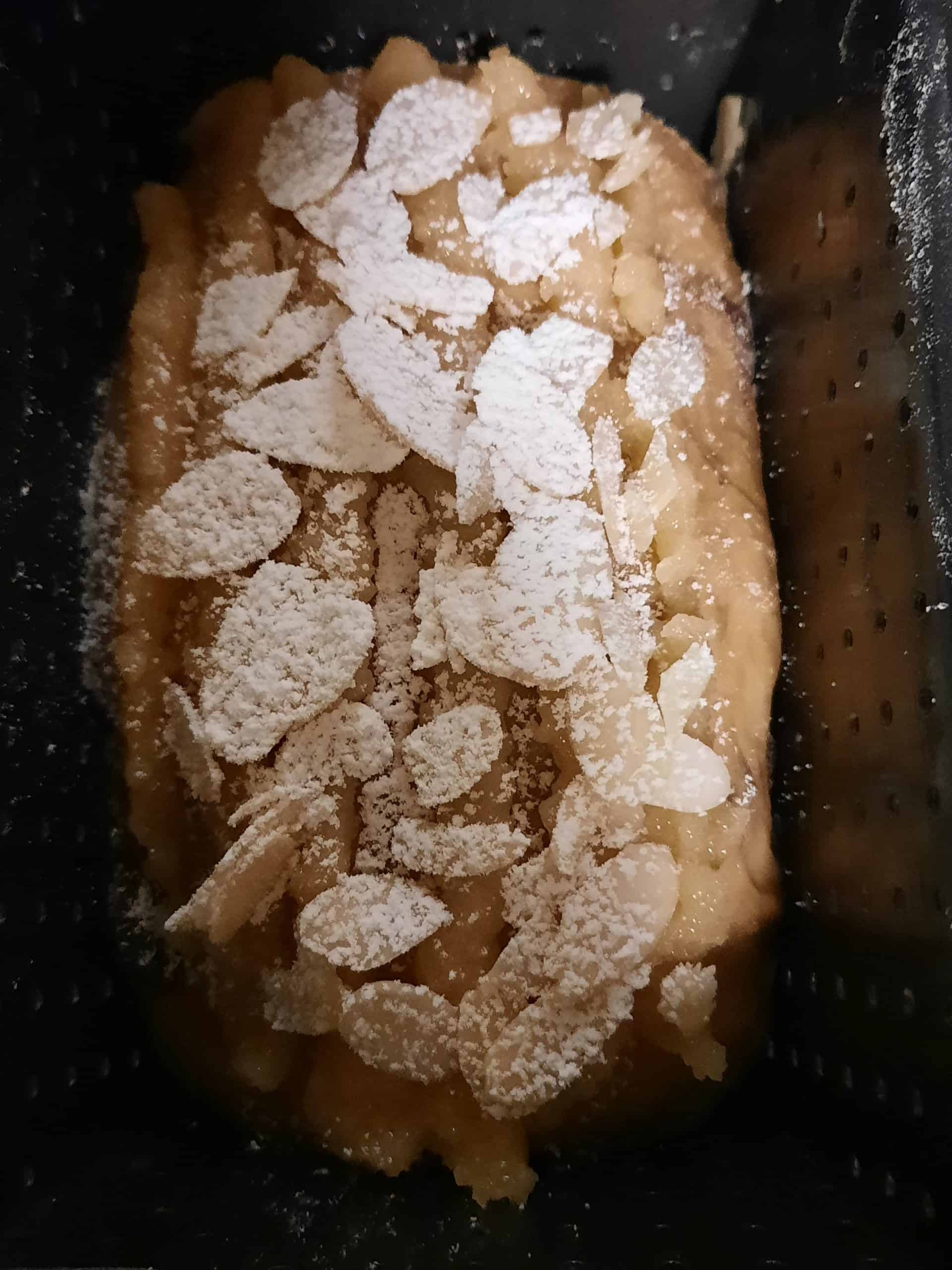 等待最後發酵到七分滿模,就可以去烘烤Wait for the final fermentation to reach seven full molds, add almond frosting and almond flakes (grain), sprinkle with powdered sugar, and bake