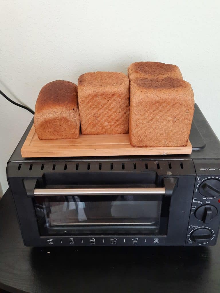 家裡的小烤箱也能烘烤出完美的吐司Small oven at home can also make perfect bread