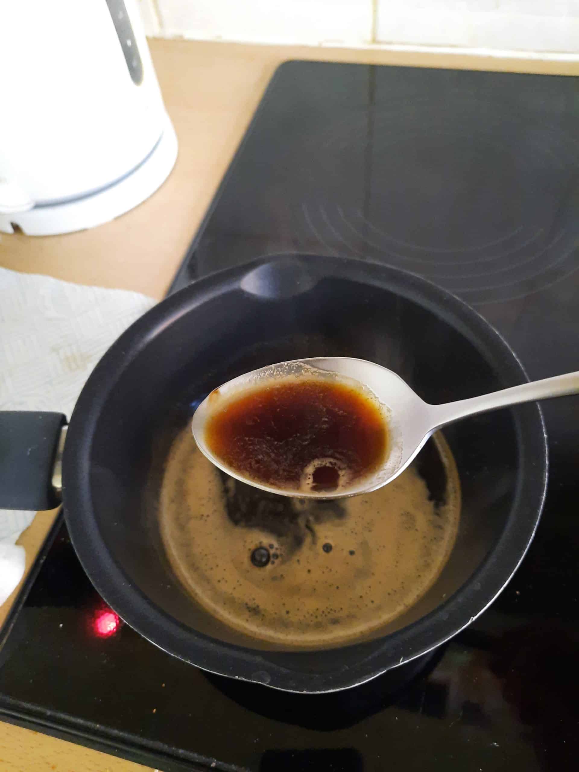 最後用大火燒開,等到糖漿起泡泡後,就可以關火讓它冷卻Finally, boil it with high heat, and when the syrup bubbles, you can turn off the heat and let it cool