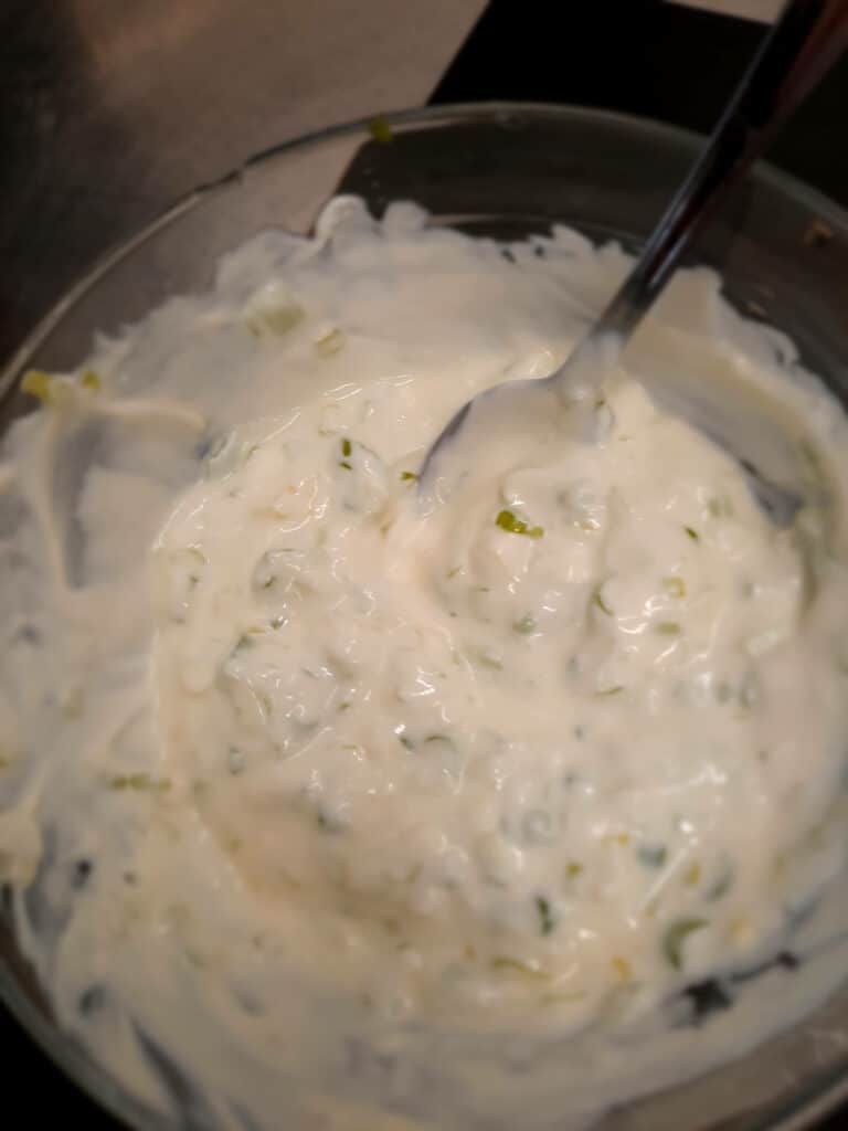 clean the spring onion and finely chop
Mix the yogurt with the rest of the ingredients and serve with the tuna balls