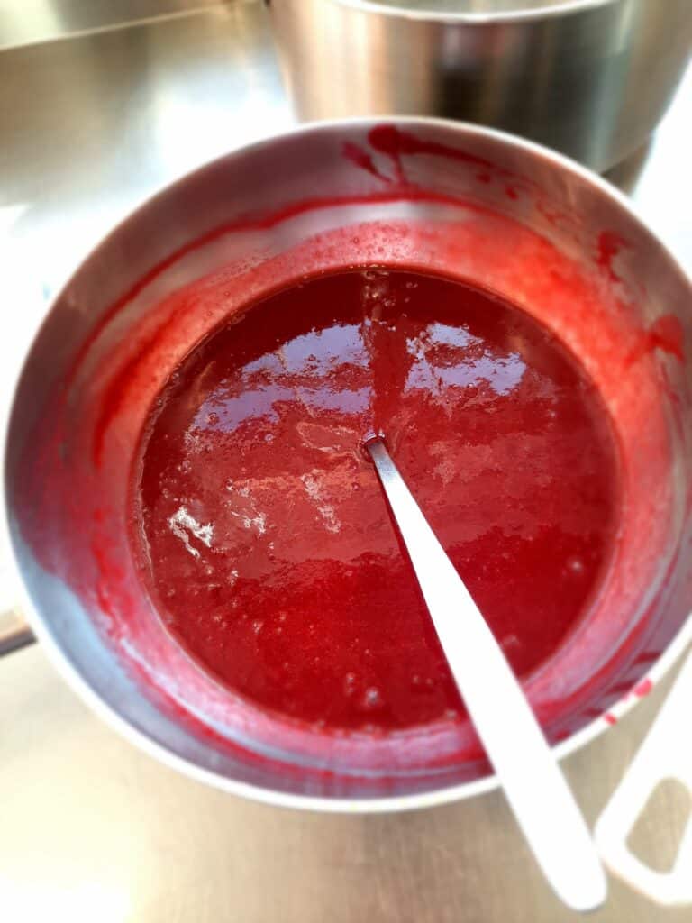 Mix the raspberry puree with granulated sugar and heat slightly until the sugar is completely melted

Slightly squeeze the gelatin to release the water, let it melt slowly in the pan over low heat

Add the melted gelatin to the raspberry puree and allow it to gel