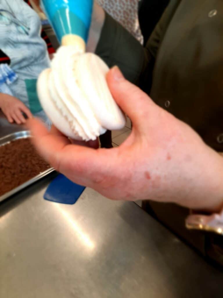 Composition of two meringues with whipped cream in between