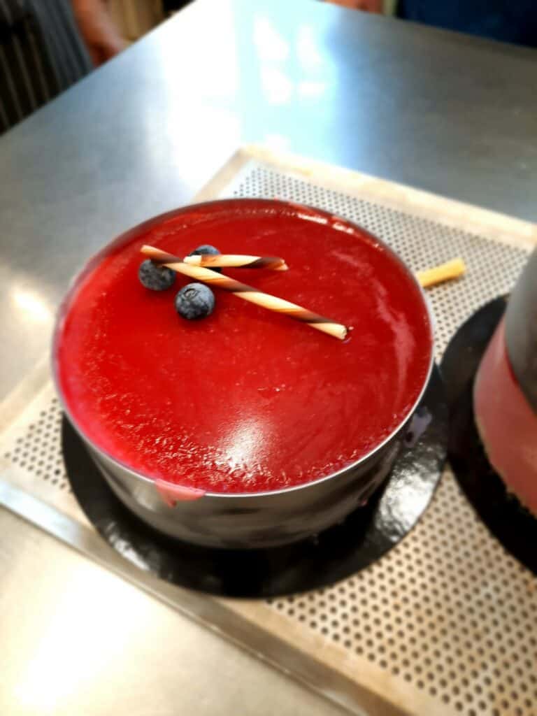 pour a thin layer on the starched bavarois