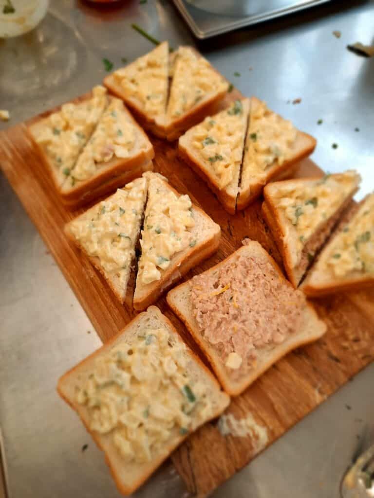 美味的三角三明治採用無殼軟白麵包和自製蛋黃醬製成