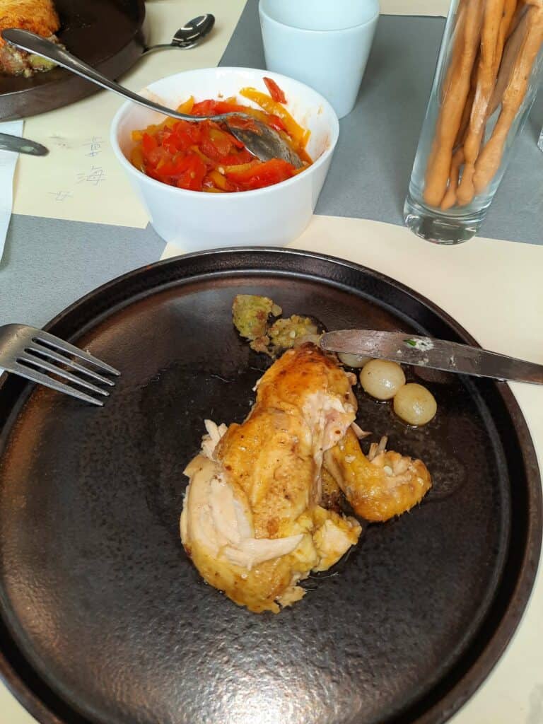 Broiler chicken-stewed red and yellow peppers-bread sticks become a delicacy