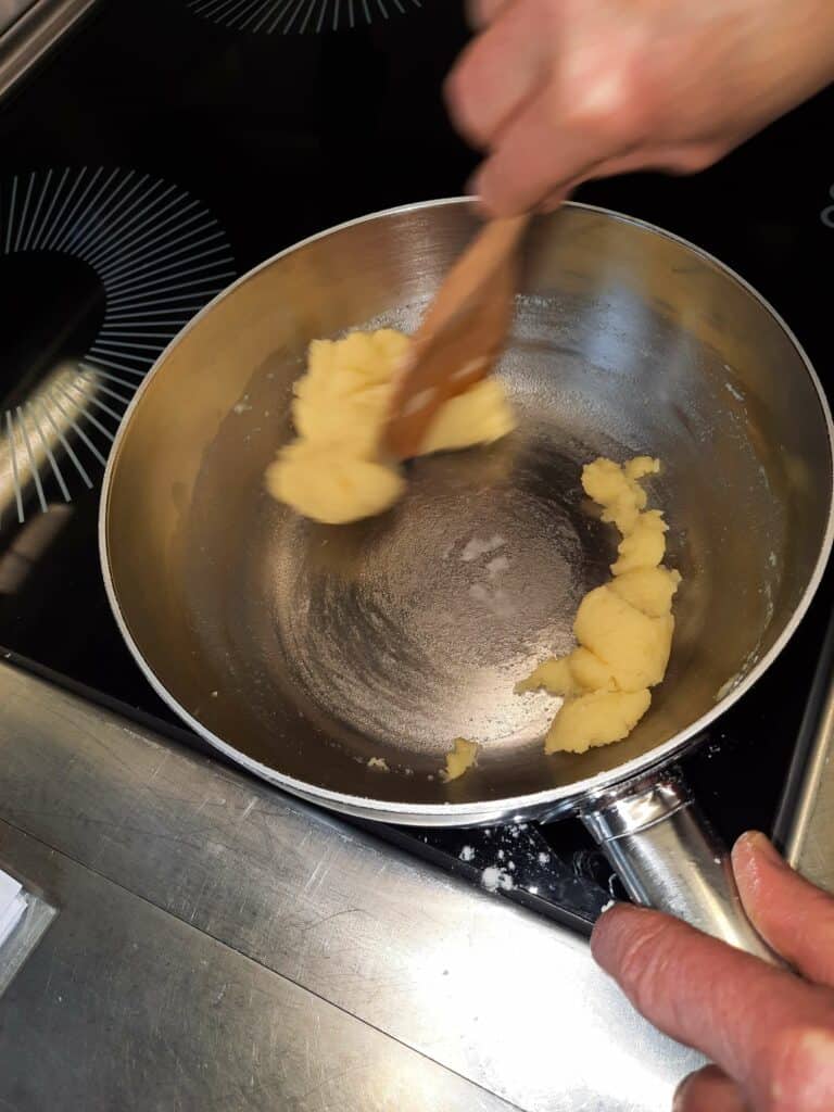 when it boils, add the flour in 1 time
, stir well until you get a ball