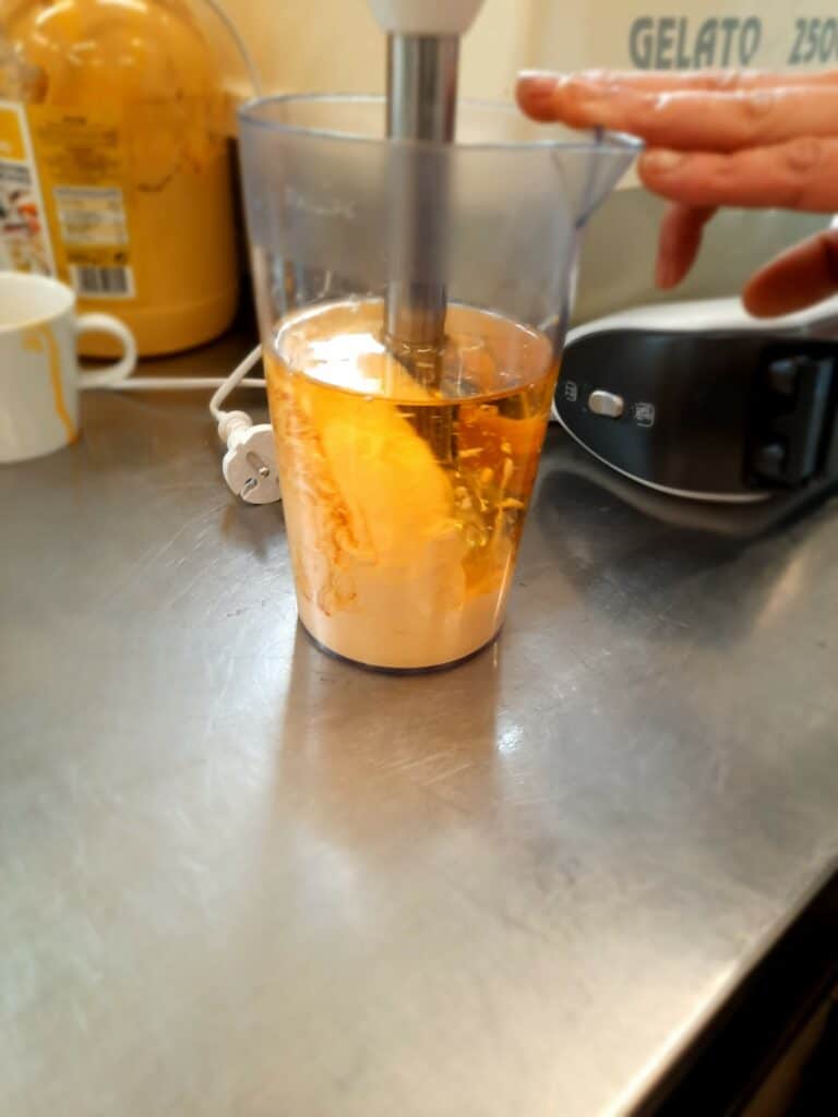 Use a hand-held stirring rod to emulsify instantly. The egg yolk needs to be at the bottom, and other materials are put in one after another. Finally, add oil to the top. After the emulsification is successful from the bottom, slowly pull up, and then move up and down to successfully emulsify.